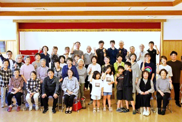 友人5人を含む全世代が集い合い、にぎやかに行われた