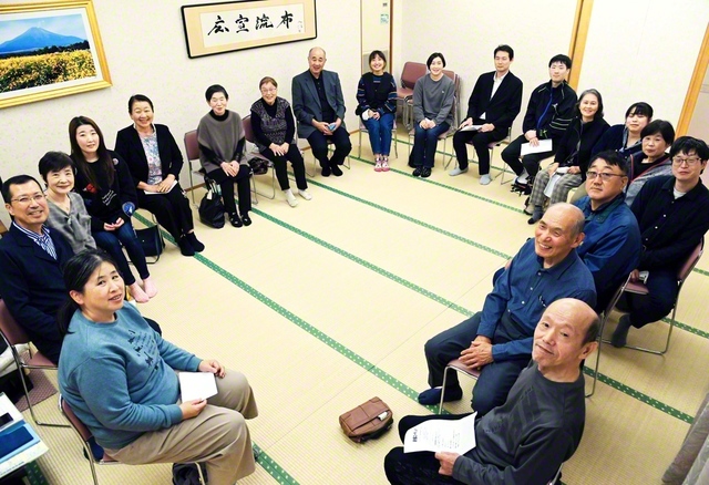 毎週の創価ミーティングには、各部の友がはつらつと集い、活発な語らいが広がる（17日、上山会館で）