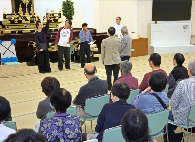 【広島世界圏　阿品支部】好評を博した○×クイズ。参加した10代の男子部員は「学会の集いは、いつも楽しい！」と感想を寄せた（25日、廿日市文化会館で）