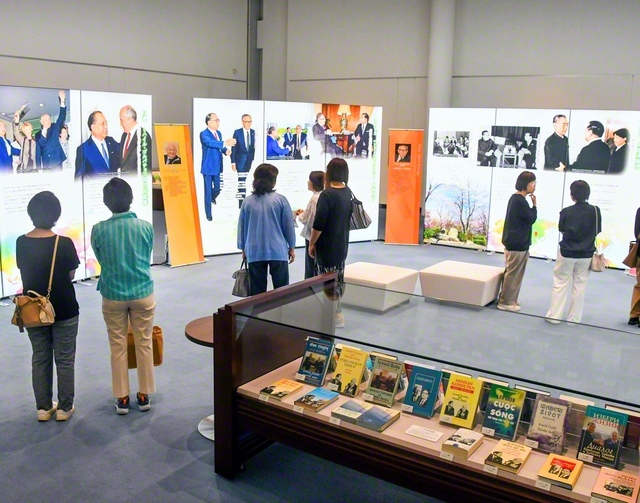 同展では池田先生の交友録を6部構成で紹介