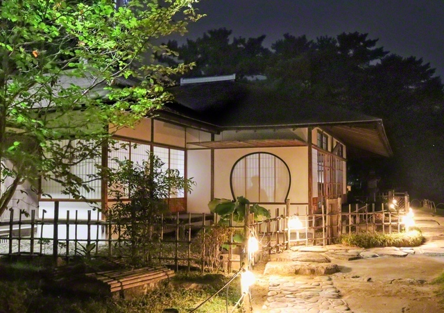 中秋の名月の夜、縮景園で観月茶会が行われた（広島市中区、梅木京子通信員）