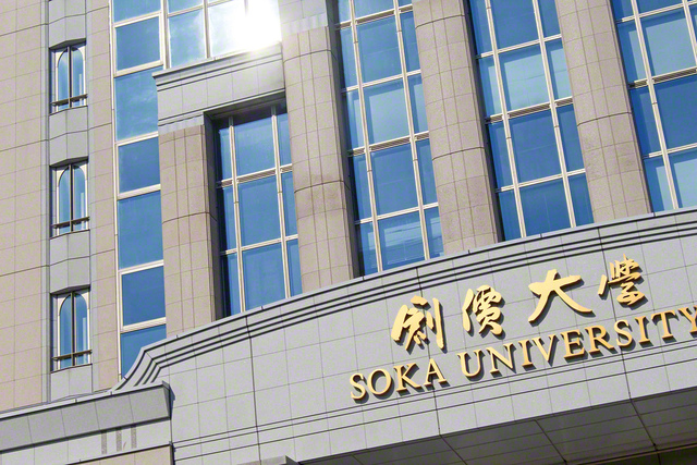 陽光に輝く「創價大學」の金文字。これは創価教育の創始者であり、初代会長の牧口常三郎先生の筆によるものです。2017年10月、池田先生は東京・八王子市の創価大学本部棟にカメラを向けました。後継の友が「創価」の心を胸に、青春を輝かせていくことを願いながら――