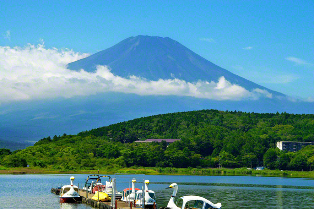雲を突き抜けるようにして大きな富士がそびえ立っています。2005年9月、山梨の山中湖を訪れた池田先生は少年少女部の成長を祈り、カメラを向けました