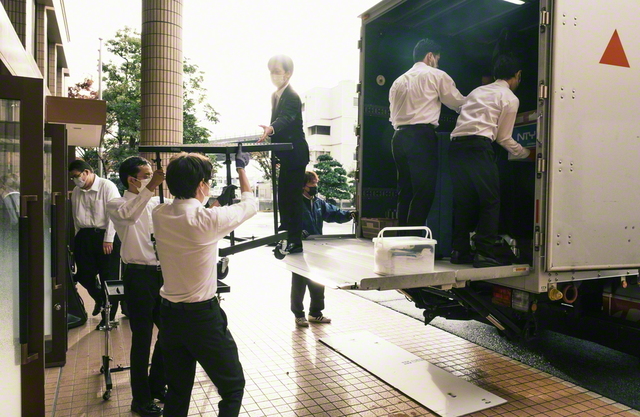 楽器を積み込み、いざ、コンクール会場へ