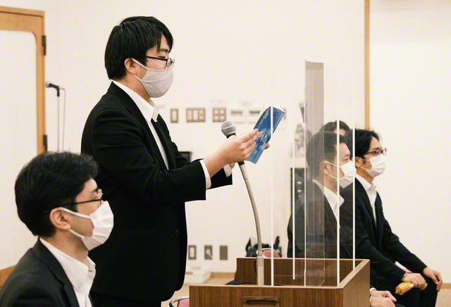 代表が、皆の前で池田先生から贈られた「音楽隊訓」を読み上げる