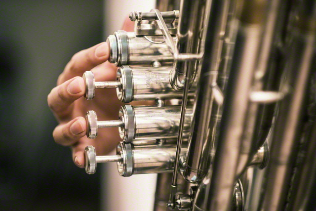 バンド全体を力強く支える金管楽器・チューバのピストン