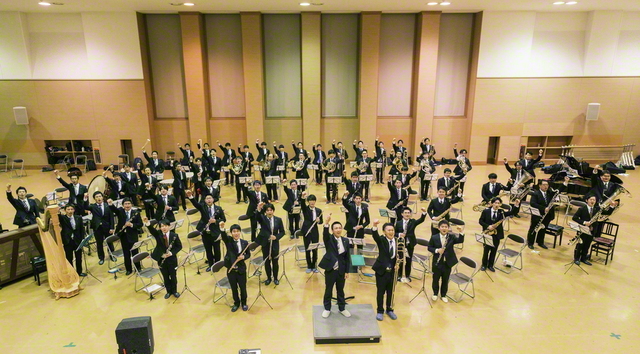 明年の飛躍と勝利を誓い、グロリアの友が記念のカメラに（妙音会館）