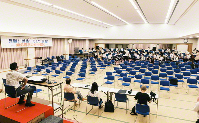 東京都吹奏楽コンクールの当日。指導者、スタッフが見守る中、細部にわたって調整が続く（府中文化会館）