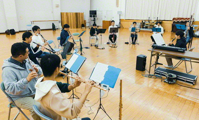 仕事や学会活動をやり切って練習へ。妙音会館（東京・新宿区）でコンクール直前の練習に励むメンバー。あらゆる課題に一歩も引かなかった