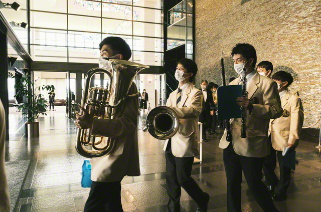 ロビーに響く足音。全国の舞台に歩みを進める（香川県高松市のレクザムホール）