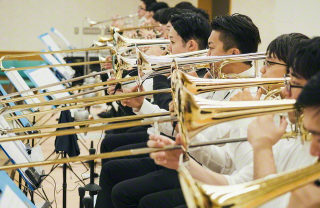 全国大会直前の練習。本番さながらの緊張感で、楽譜を徹底的にチェック。最後の最後まで一音一音の精度を高めていく