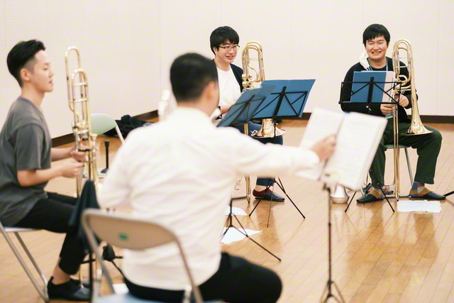 トロンボーンのパート練習。笑顔を交わし、心を合わせる