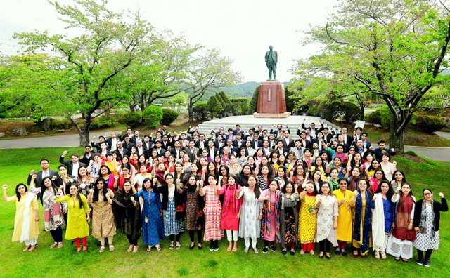 「インド! 北海道! 殻を破ろう!」――インド創価学会の友が戸田墓園を訪れ、誓いを叫ぶ(2018年5月)
