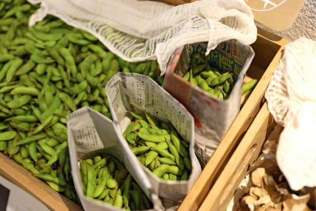 プラスチックフリーをうたう店内には、購入した野菜を、客自身で包むための新聞紙が設置されている