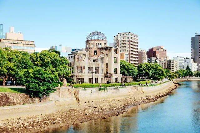 79年前に投下された原子爆弾の悲惨さを今に伝える広島市の原爆ドーム
