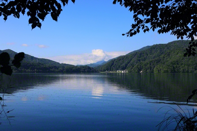 静かな青木湖の湖畔にて（8月10日、大町市、小林充通信員）