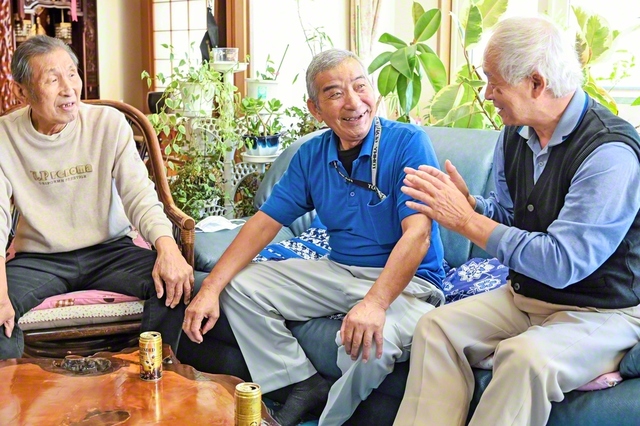 「広宣流布は“地道”の積み重ね」と大沼さん㊥。友と何度も語らう