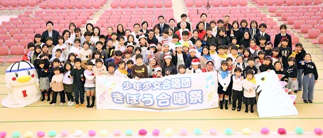 第1茨城総県の友が、あふれる笑顔で記念のカメラに（茨城文化会館で）