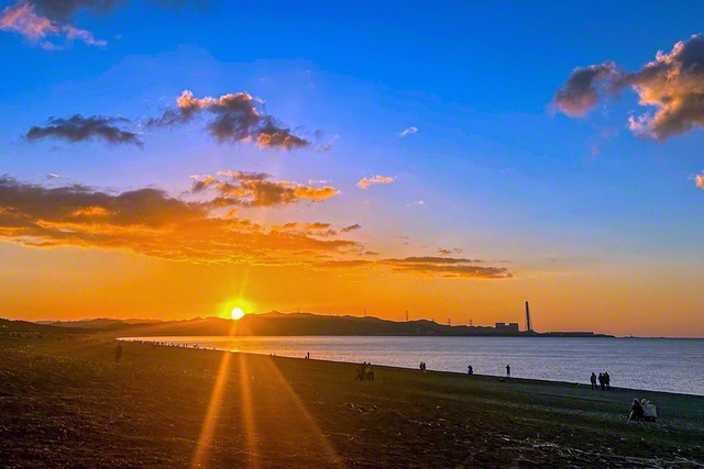 煙樹ケ浜を照らす初日の出（1日、美浜町内で。木下智裕通信員撮影）