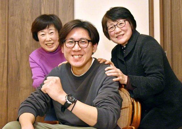 将さん（中央）と母・幸子さん㊨、伯母・奈美子さん