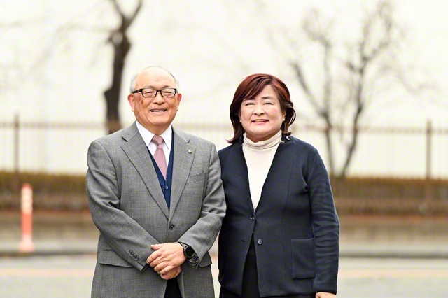 中嶋さん夫妻。共に日中友好の金の道を歩む