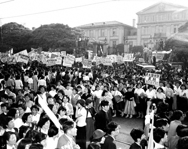 日本の英国大使館前で行われた原水爆実験反対のデモ（1957年5月）