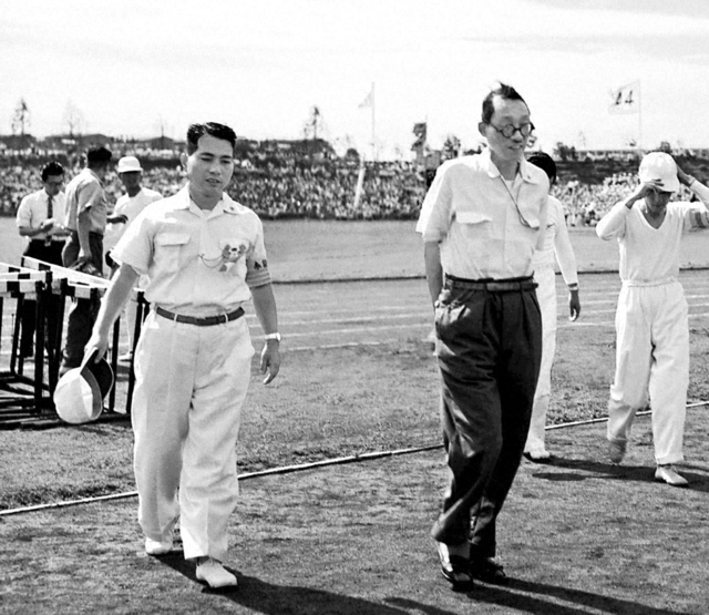 横浜・三ツ沢の競技場で行われた「若人の祭典」に出席した戸田先生と池田先生（1957年9月8日）