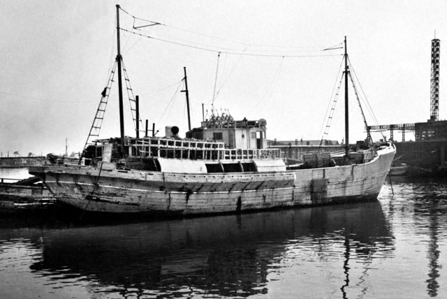 被災した「第五福竜丸」。強い放射能を含む「死の灰」を浴び、静岡県・焼津港に帰港した（1954年3月）