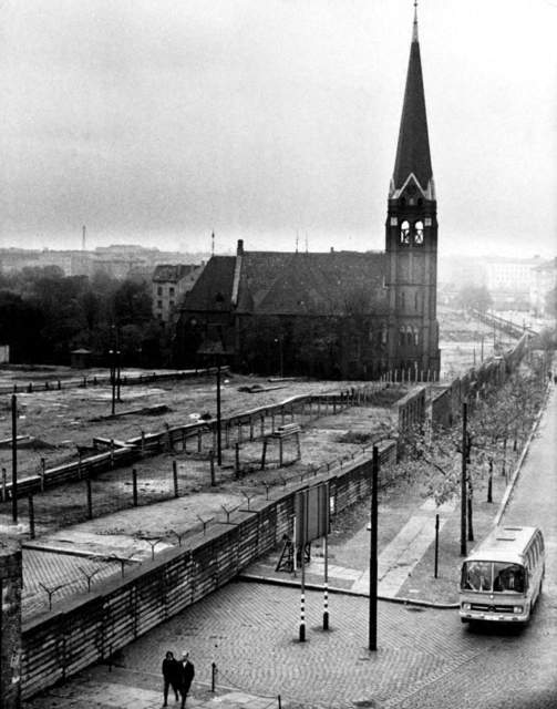 東西冷戦の象徴とされる「ベルリンの壁」。1961年に東ドイツ政府によって建設された（DPA/共同通信イメージズ）