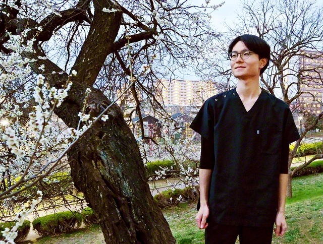 花が好きだった祖母とよく訪れた公園に立つ渡邉さん