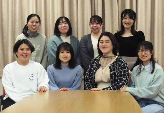後列左から新居晴美さん、小川かえでさん、吉峰紗希さん、川村愛里沙さん、前列左から、松橋愛結さん、大貫志織さん、芝麻希子さん、渡邉莉菜さん