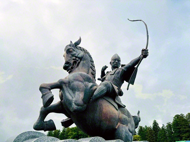 源平合戦の一つである「屋島の戦い」において、平氏が掲げた扇を、矢で見事に射ぬいたエピソードで有名な那須与一。大田原市は与一のふるさととして名高く、道の駅に銅像が立つ
　