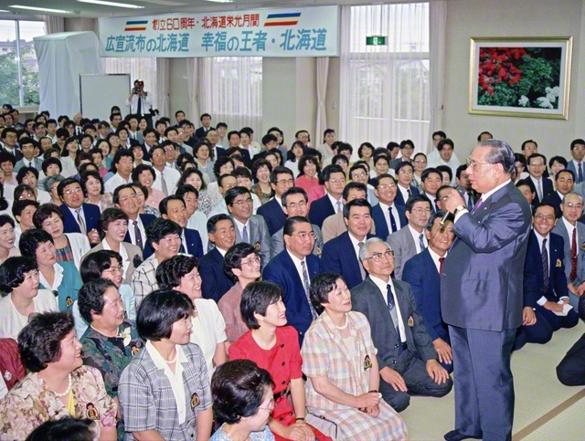 旧・苫小牧平和会館を初訪問した池田先生。「人をあたたかく包容し、守っていける人は、人間として幸福者である」と励ました（1990年7月9日）
