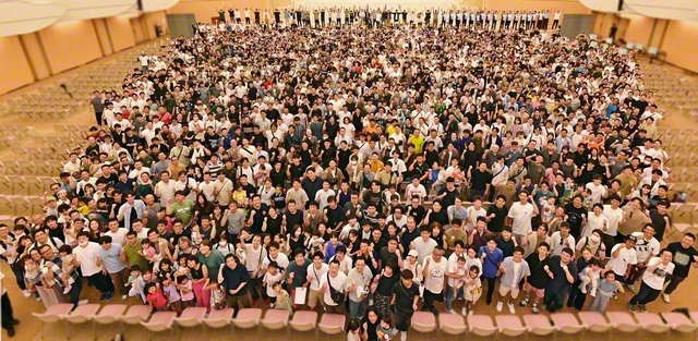青年の月の主役――1800人を超える友が九州池田講堂に勇み集った。かつて池田大作先生は、「随筆　人間世紀の光」〈わが闘魂を九州青年部に託す〉につづった。「邪悪と戦い、断固と勝ちゆく、わが闘魂を受け継いでくれ給え！」「君よ進め、断じて前へ！　君よ戦え、猛然と前へ！　全員が勝つのだ。そこに幸福があるのだ！」と