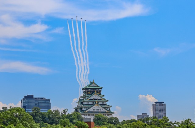 大阪城の上空で急上昇(12日)