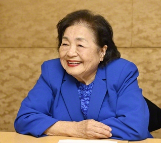 サーロー節子（Setsuko　Thurlow）　1932年広島市生まれ。被爆者。平和運動家。広島女学院高校、広島女学院大学卒。カナダ・トロント大学で修士号（社会福祉学）を取得。1970～90年、ソーシャルワーカーとしてトロント市の教育委員会に勤務。70年代から本格的に反核・平和運動に取り組む。2007年、民間人最高位の勲章「オーダー・オブ・カナダ」受章。2007年から関わる核兵器廃絶キャンペーン（ICAN）が2017年12月にノーベル平和賞を受賞した際、授賞式でスピーチした（写真は共同）