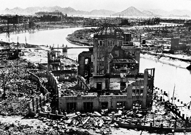 原爆投下の翌月、1945年9月に撮影された原爆ドーム（時事）