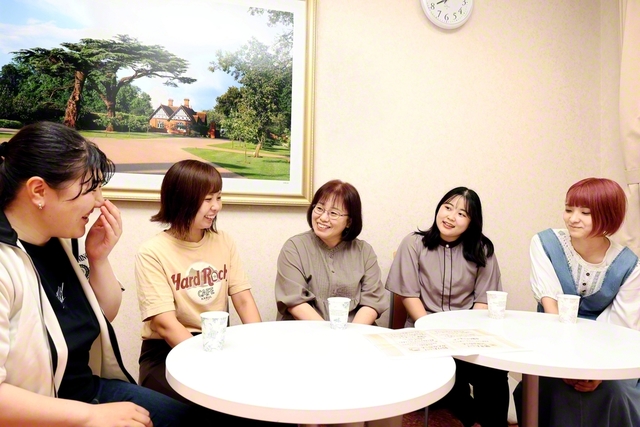 数又女性部長（中央）が宇都宮戸田県の華陽姉妹と
　