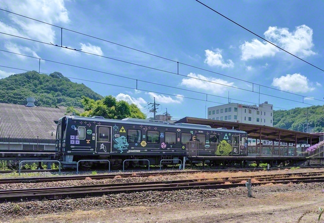 夏空に映えるアート列車（福山市、奥野真由美通信員）