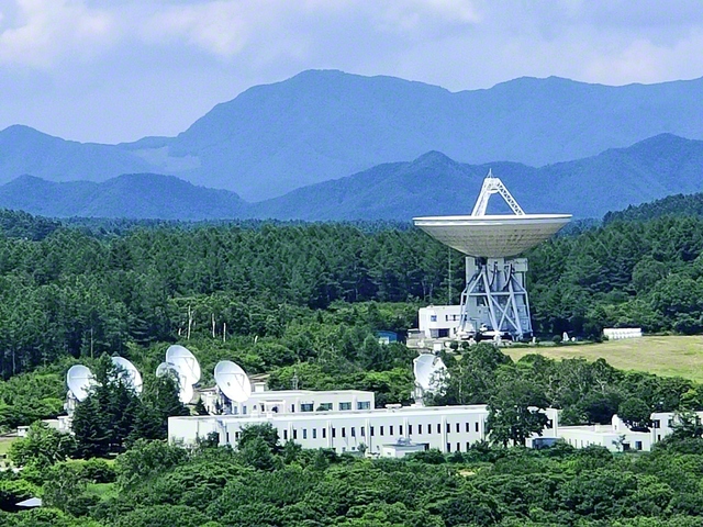 標高1350メートルの野辺山高原。直径45メートルの電波望遠鏡が、宇宙の謎に迫る観測を続けている（7月6日、篠原武）
　
　