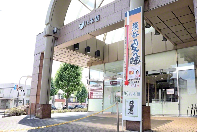 高さ4メートルの大温度計。毎年夏、地元で愛される八木橋百貨店前に設置され、熊谷市のシンボルとなっている