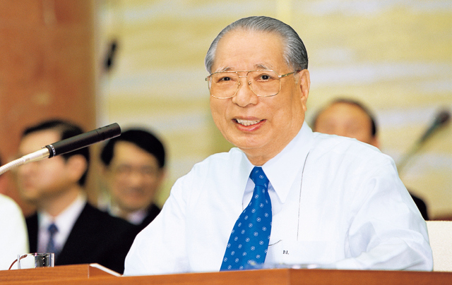 「青年にすべてを託す以外にない。未来部に頼むしかない」「そこに、誇り高き『正義の道』『師弟の道』『勝利の道』が、厳然と開かれていく」――広布後継の友に万感の期待を寄せる池田先生（2006年3月、東京牧口記念会館）