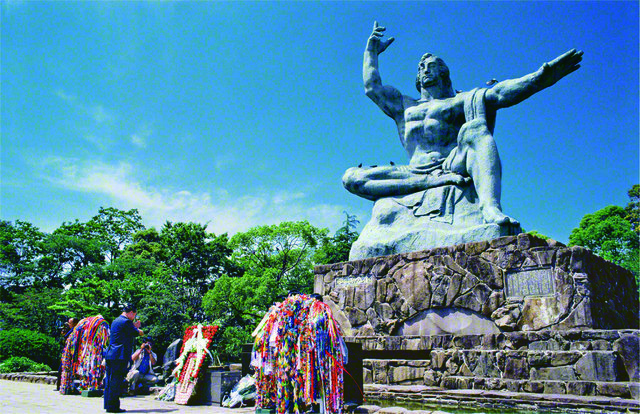 長崎市の平和公園で、「平和祈念像」に献花し、世界の安穏を祈る池田先生（1982年）