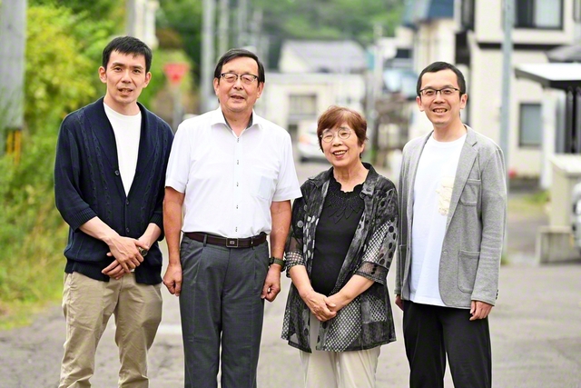 笑顔の間渕家。左から次男・光昭さん、間渕さん、妻・園子さん、長男・健一さん