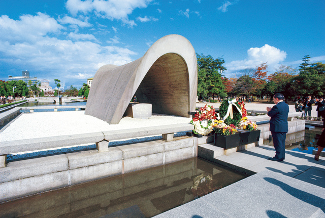 終戦・被爆30年の節目にあたり、池田先生は広島市の平和記念公園を訪問。原爆死没者慰霊碑に献花し、平和への深い祈りを捧げた（1975年11月8日）