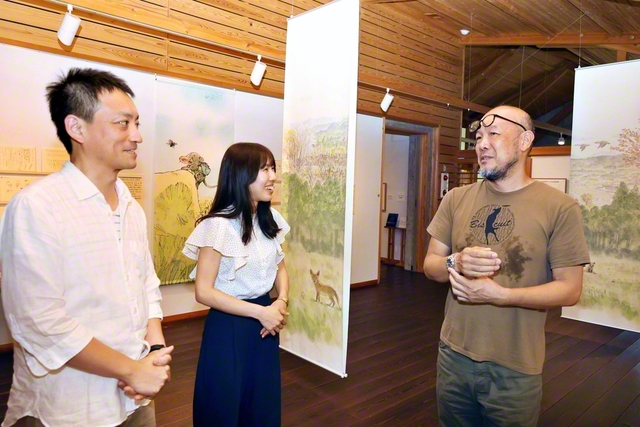 岩村康一朗氏㊨と和やかに語らう、吉岡洸一さん㊧と船生光子さん
　