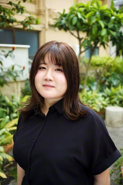 かりまた・につき　1997年生まれ。宜野湾市出身。平和教育ファシリテーターとして活動し、2022年、「株式会社さびら」を共同設立。県内の学校や修学旅行生に平和学習を行っている