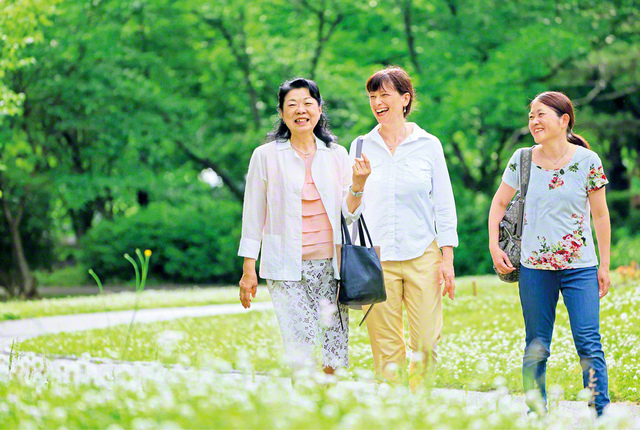 8月29日は「国際部の日」。信越と総新潟で国際部女性部長を務める吉田さん㊧が、同部の友と。吉田さんは「G7新潟農業大臣会合」等でボランティア通訳としても活躍した。夫の和比古さんはマスメディア論やドイツ語言語学を専門とした教授。新潟のテレビ局でコメンテーターも務めた“地元の有名人”だった。生前の功績がたたえられ、叙位されている