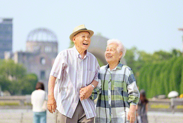 広島市の平和記念公園を歩く宇佐美さんと妻・美保子さん。半世紀前、池田先生は、この地を訪れ、原爆死没者慰霊碑に献花。核兵器なき世界の実現へ、深い祈りを込めた。柔和で明朗な宇佐美さんだが、折々に語気を強めて語った。「絶対に戦争はいけん。絶対に核兵器を許してはいけん。命ある限り、訴えていく。それが使命じゃ」