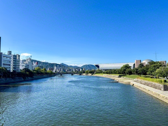 相生橋から望む旧太田川（本川）。爆心地の近くで80年前に思いをはせる（広島市中区、田中ゆかり通信員）